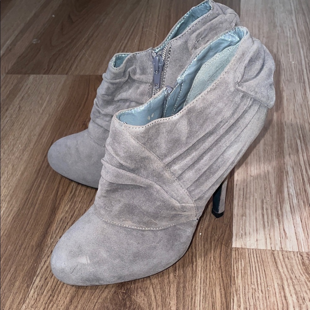 Chic Gray Suede Heeled Boots